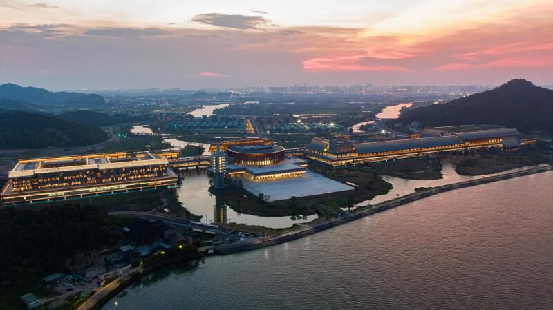 A Ningbo Nemzetközi Kongresszusi Központ világít