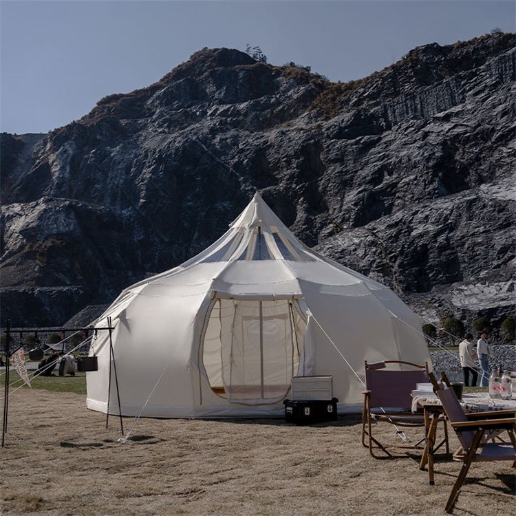 Milyen előnyökkel jár a YMOUTDOOR kültéri vászon harangsátor a glamping vállalkozás számára?